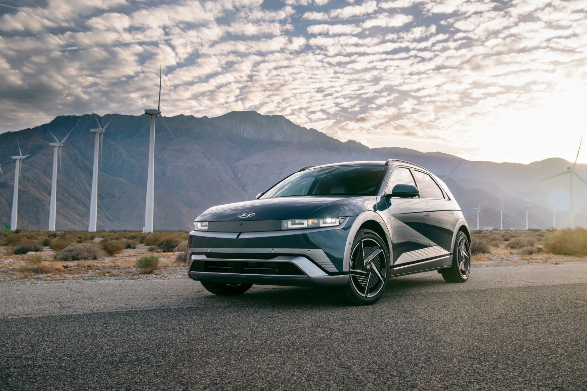 Auto de carrera en pista entre montanas