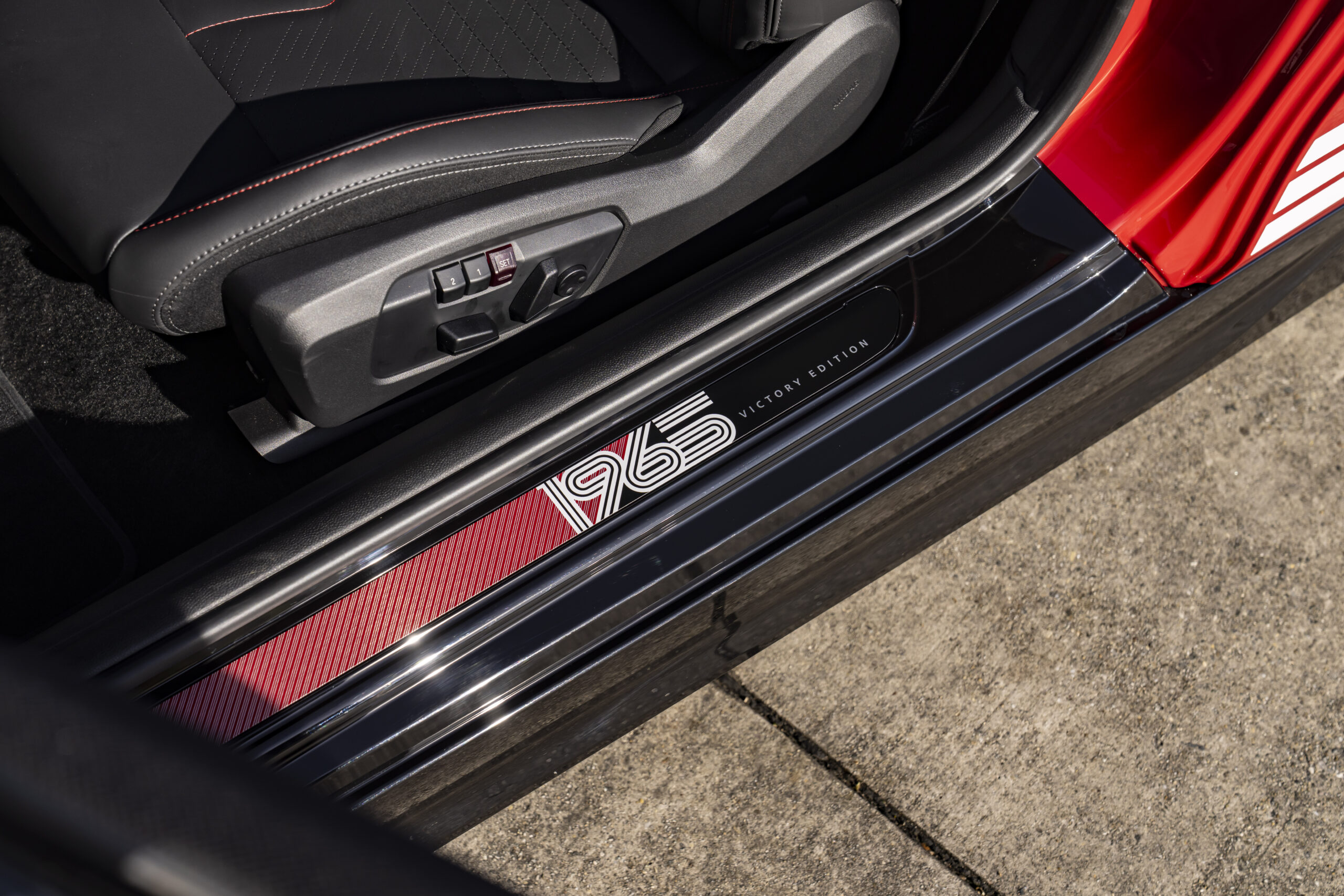 Auto de carrera en pista entre montanas