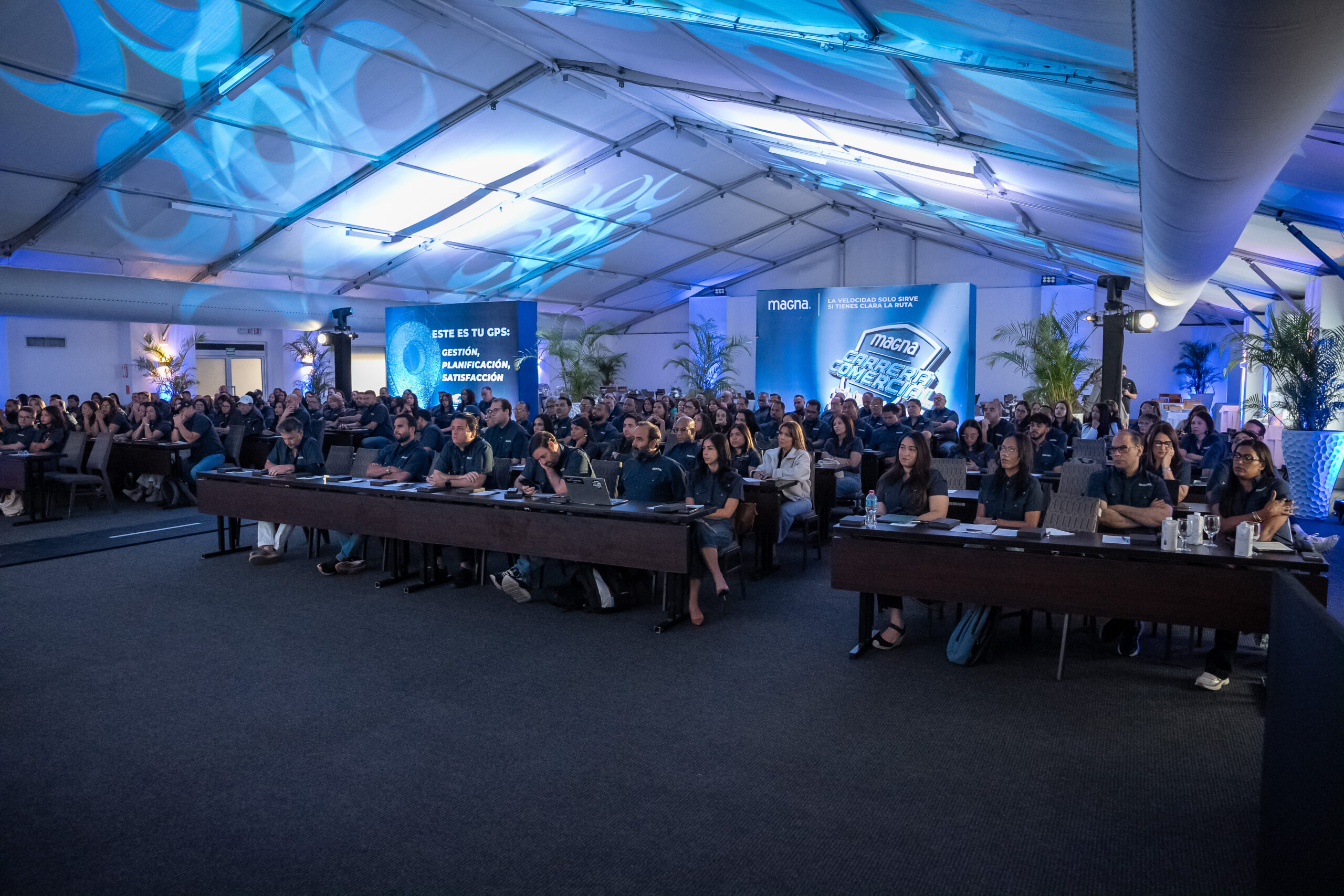 Equipo Magna, En conferencia
