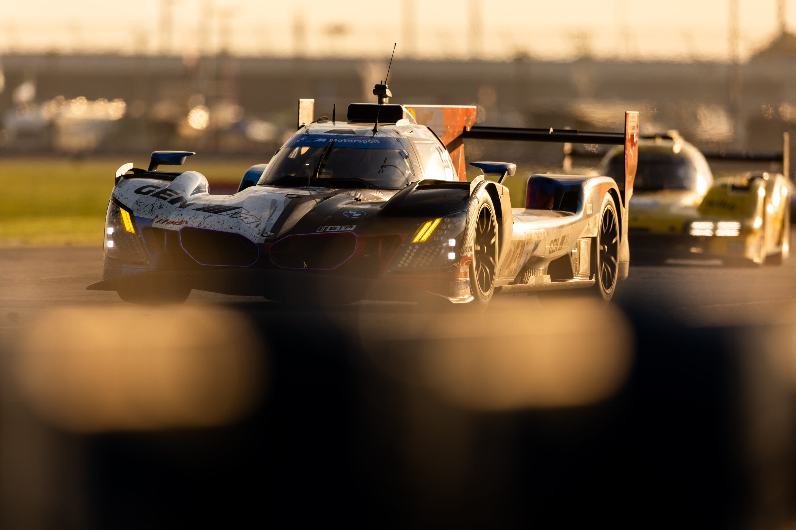 Auto de carrera en pista entre montanas