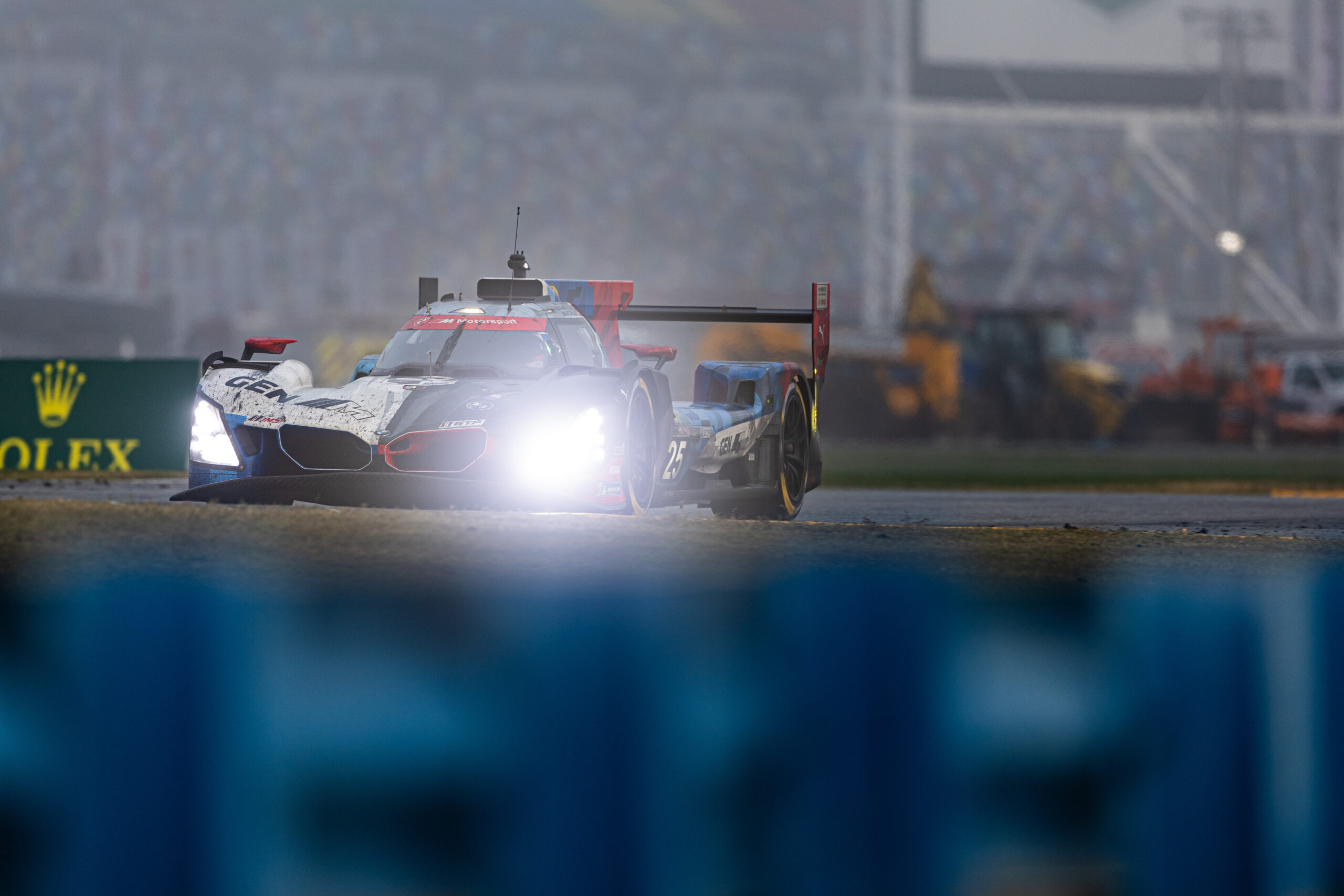 Auto de carrera en pista entre montanas