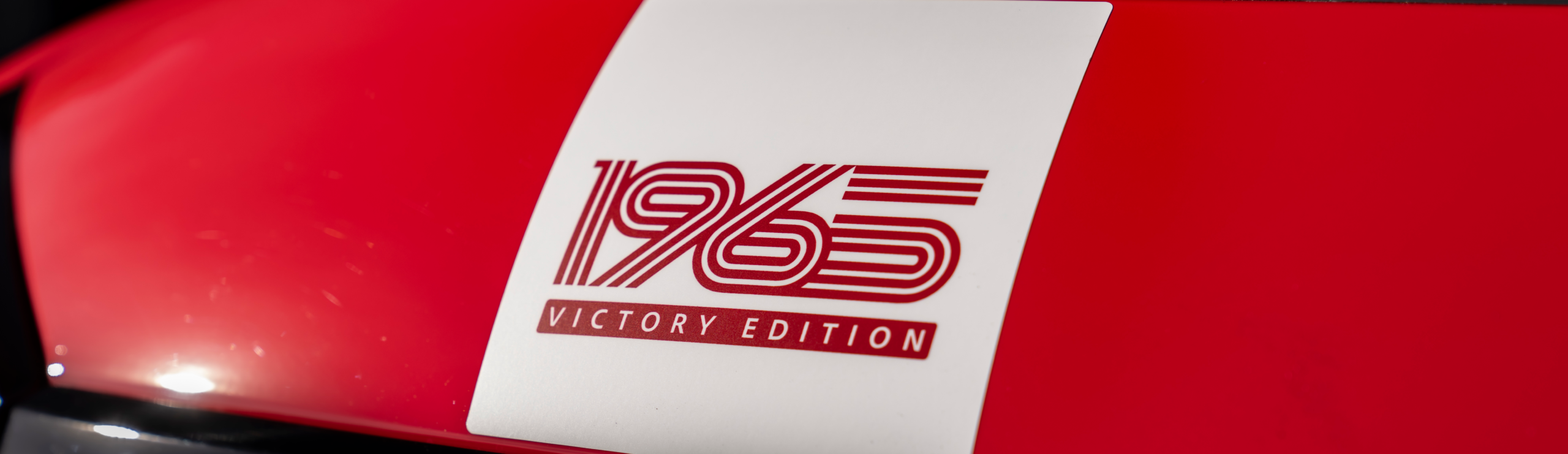 Auto de carrera en pista entre montanas