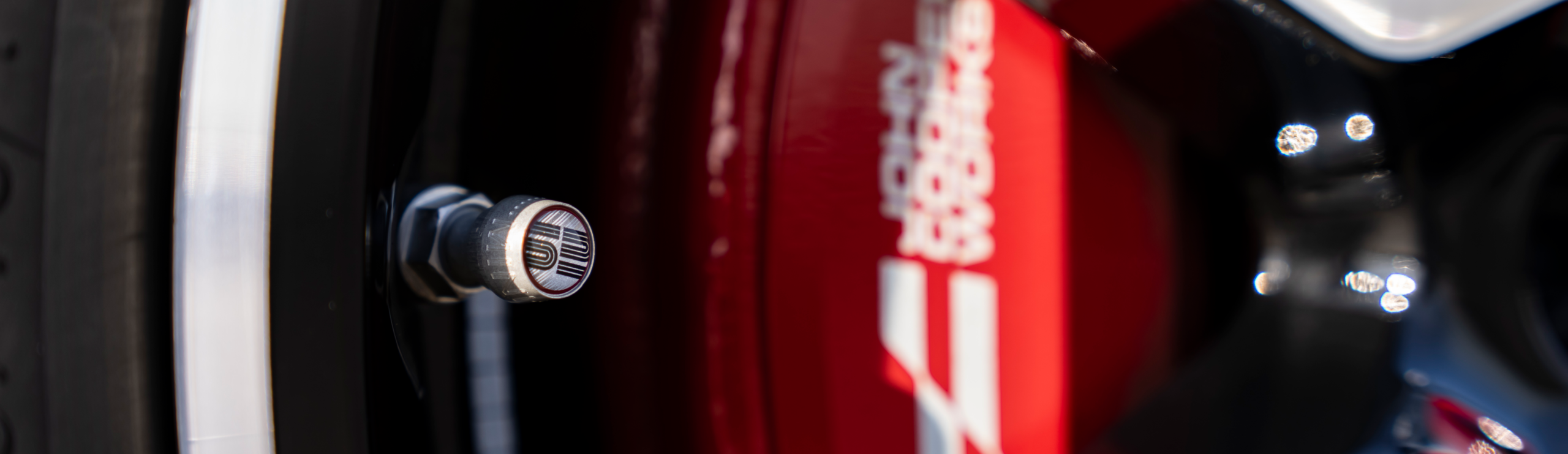 Auto de carrera en pista entre montanas