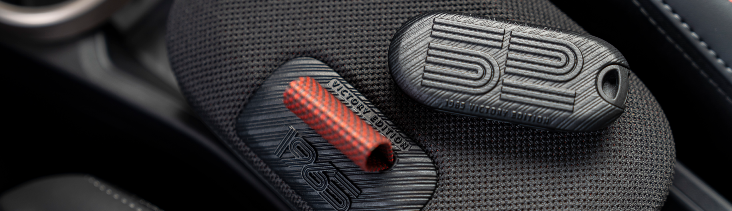 Auto de carrera en pista entre montanas